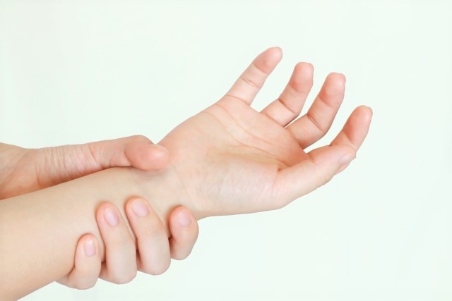 指を伸ばす時に引っかかる「ばね指」とは？症状と治療法